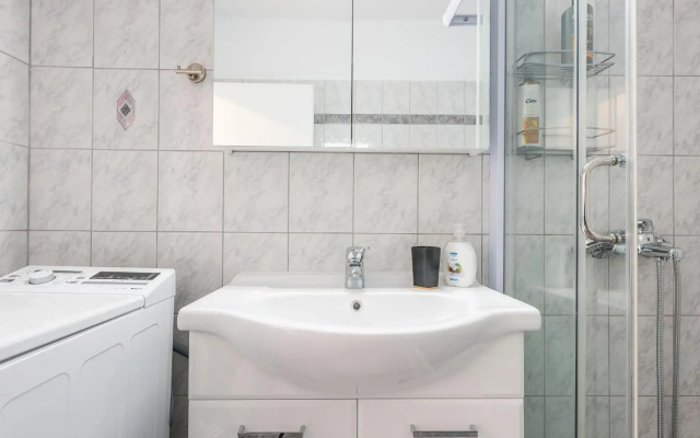 2 stops to Acropolis - Free Cancellation - Terrace
