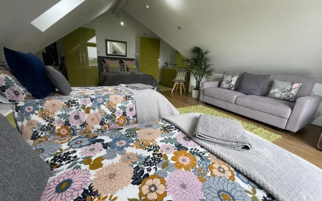 5 Bed House-sleeps 14-hot Tub-bar-garden-parking