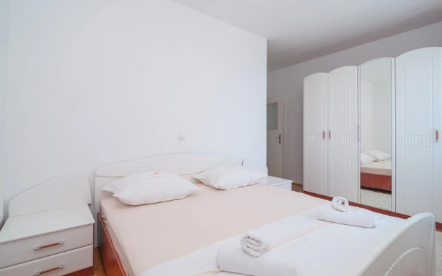 Beautiful Home in Omis With Wifi and 8 Bedrooms