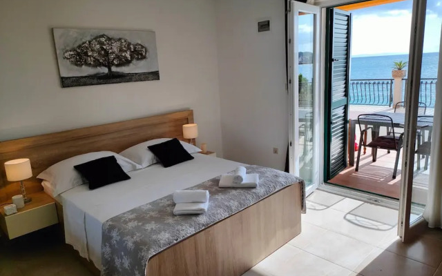 A1 Beachfront apt With big Terrace and sea View