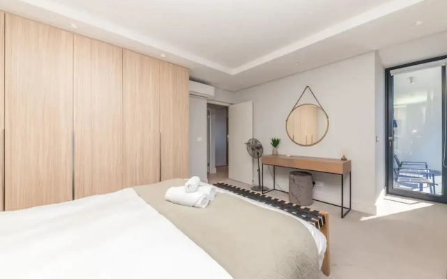 Modern and Bright 1BD APT in Sunny Sea Point