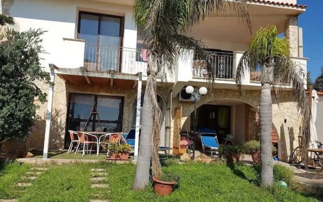 Villa rosa fronte mare