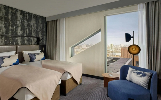 Montcalm East, Autograph Collection