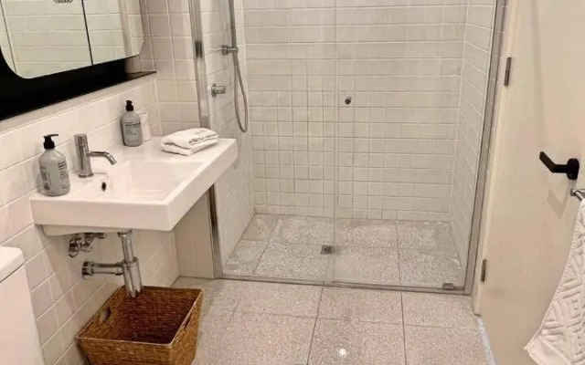 Industrial yet Modern, 1bd 1bth Apt - Woden