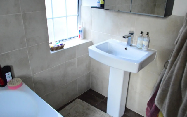 3 Bedroom Family Home Near The DLR