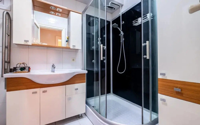 Chic Flat With Balcony Close to Caddebostan Shore
