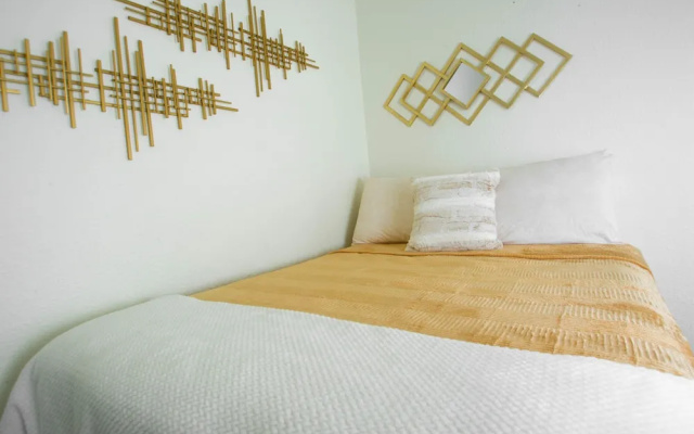 Vintage Elegance - Condo Steps Away From Casino