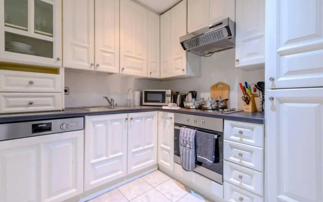 Spacious 2 Bedroom Flat in Kensington