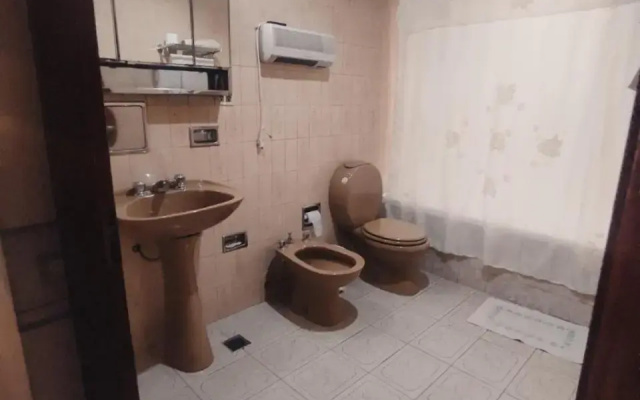 Casa amplia estacionamiento privado.