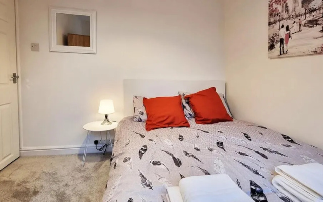 Modern 3-bed House Garden With Parking