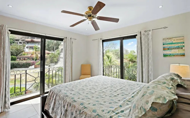 Stylish Flamingo Condo with Ocean Views, Renovated Kitchen & Walkable Beach Access