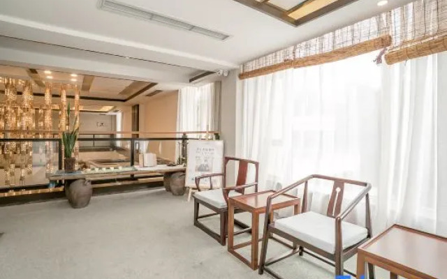 Linran Spring Holiday Hotel near The PandaVally