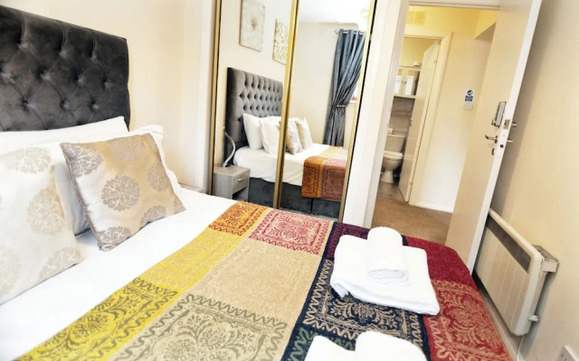 2 Bed Flat - Sleeps 4 - Parking - Wifi