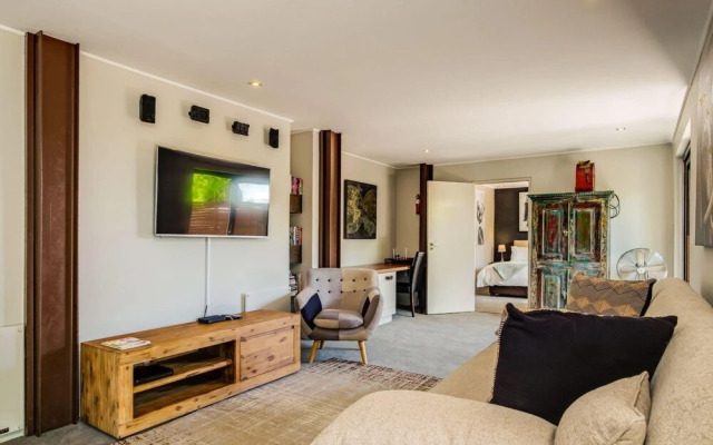 Compact Ground Floor Apartment With Private Garden and Pool 17 G Lower