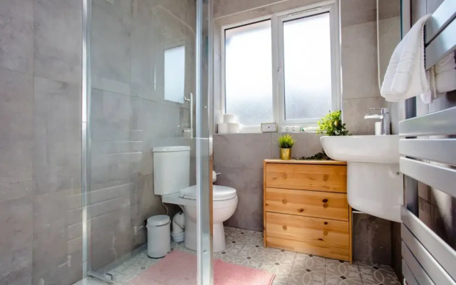 Cosy 4 Bedroom Apartment In Great Location