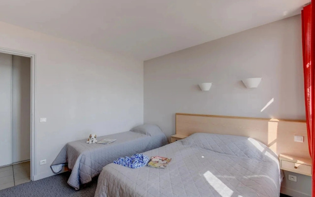 Seaview Stay for 5 Guests in Loire