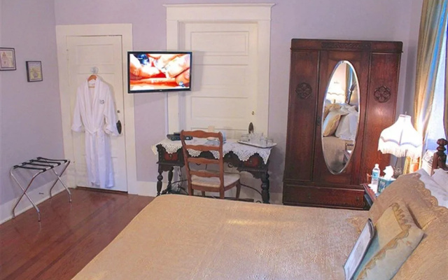 Evas Escape at Gardenia Inn