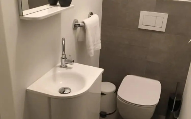 Modern 3 Beds In Convenient Location - Parking