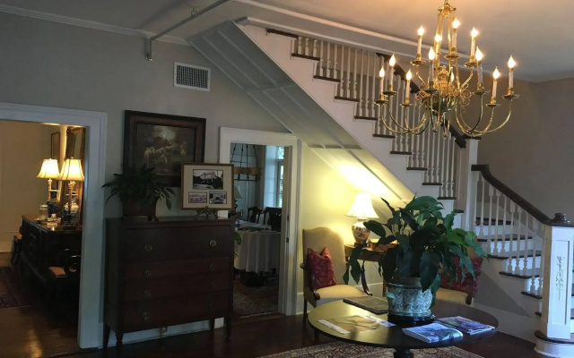 Carriage House Inn