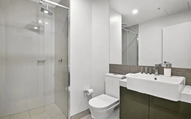 Elevated 1-bed Retreat Near Crown