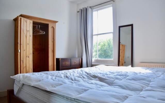 Отель 1 Bedroom Home in Finsbury Park комната для гостей