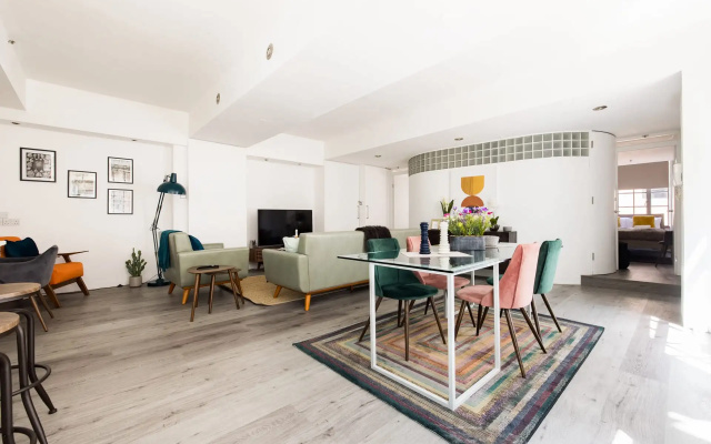 Central Soho Warehouse Loft with Concierge