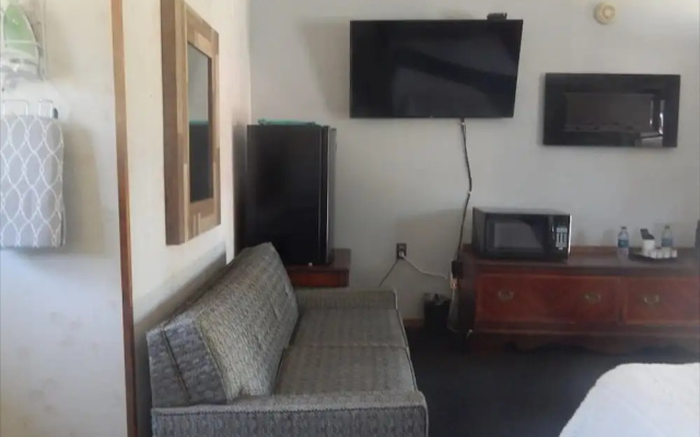 Cedar Village Motel