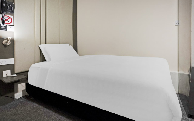 OYO The Baltimore Hotel