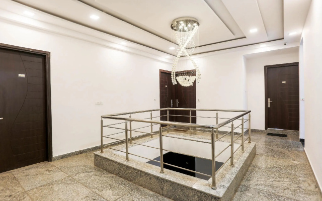 OYO Townhouse 683 Royal Inn