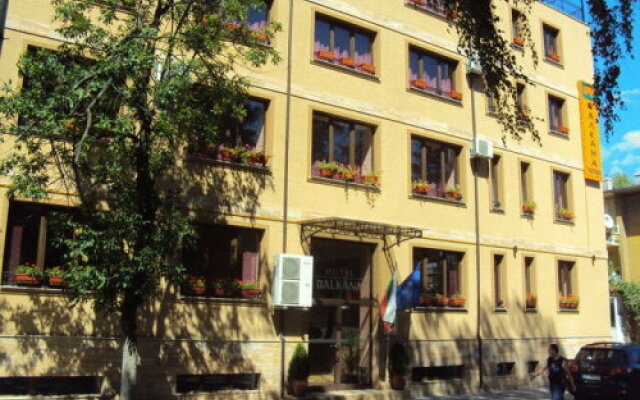 Отель Family Hotel Balkana Болгария, Боженци - отзывы, цены и фото номеров - забронировать отель Family Hotel Balkana онлайн вид на фасад