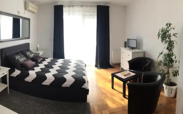 Studio apartman Lara ***