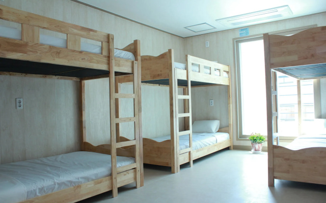 1% Hostel