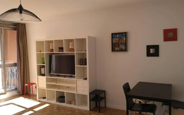 4 Min Walk To Metro, 60m², Renovated, la Defense