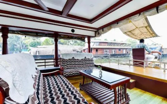 Oyo 25089 Gold River Indraprastha Houseboat