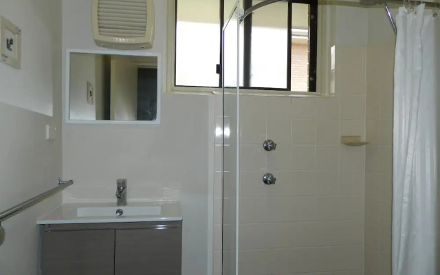 26 Wallis View - Opposite the Lake - 3 Bedroom Apartment