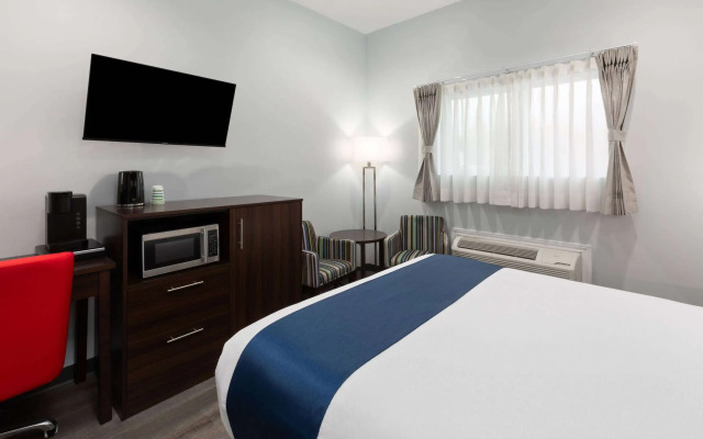 Travelodge by Wyndham Cochrane Ontario