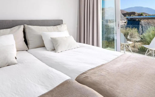 LMR1- Modern penthouse, private pool, families only