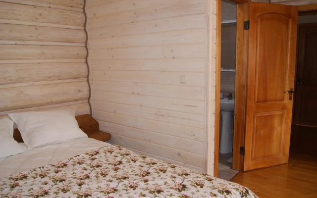 Hotel "Dykyi Med"