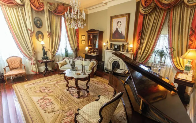 Anchuca Historic Mansion & Inn