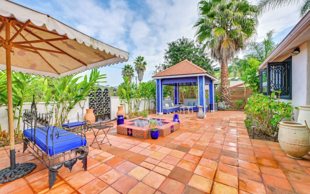 Gather & Unwind Outdoors, Stylish Vista Retreat!