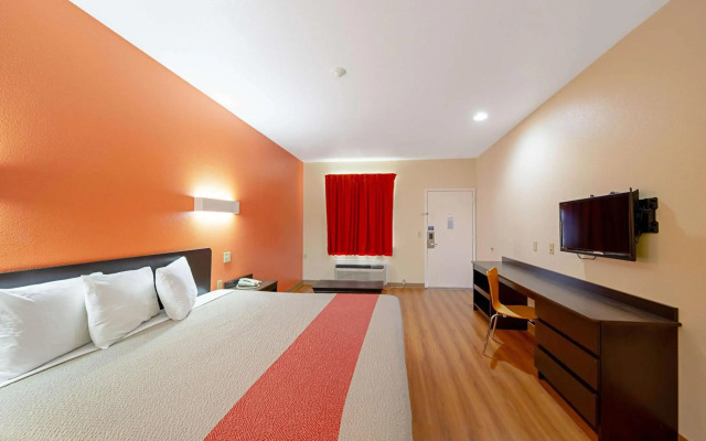 Motel 6 Rhome, TX