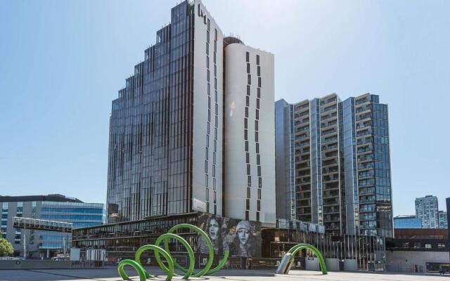 Отель Peppers Docklands вид на фасад