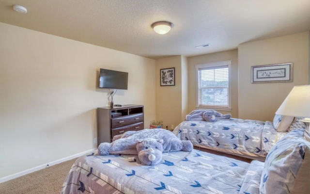 Spacious Outdoor Oasis with Hot Tub and Entertainment - Exquisite Beach Retreat