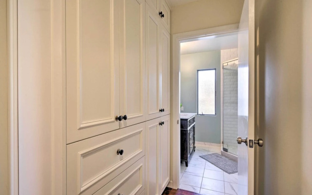 Los Angeles Suite w/ Covered Patio Area!
