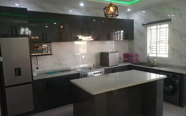 Shimawa-house-sleeps4-luxury&privacy-24/7 Security