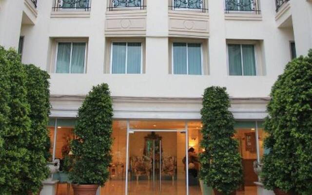 Апартаменты Romance Serviced Apartment Бангкок вид на фасад