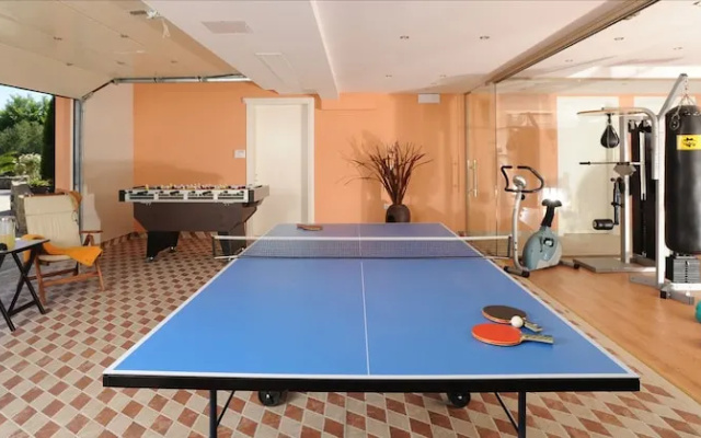 Beautiful 9-bed Villa in Gouvia With Tennis Court