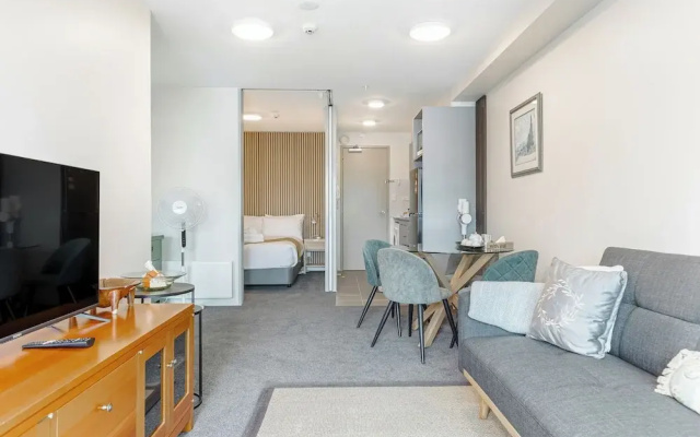 Zodiak Stays: Cozy CBD 2BR Near Top Dining Spots