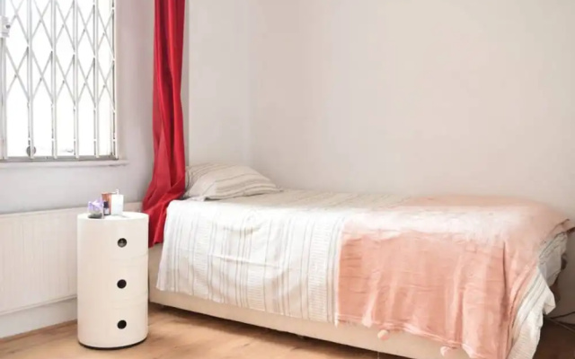 2 Bedroom Victorian Maisonette in Brixton