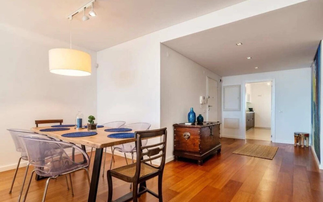 Gorgeous Apartment in Alges With Stunning Rooftop Pool